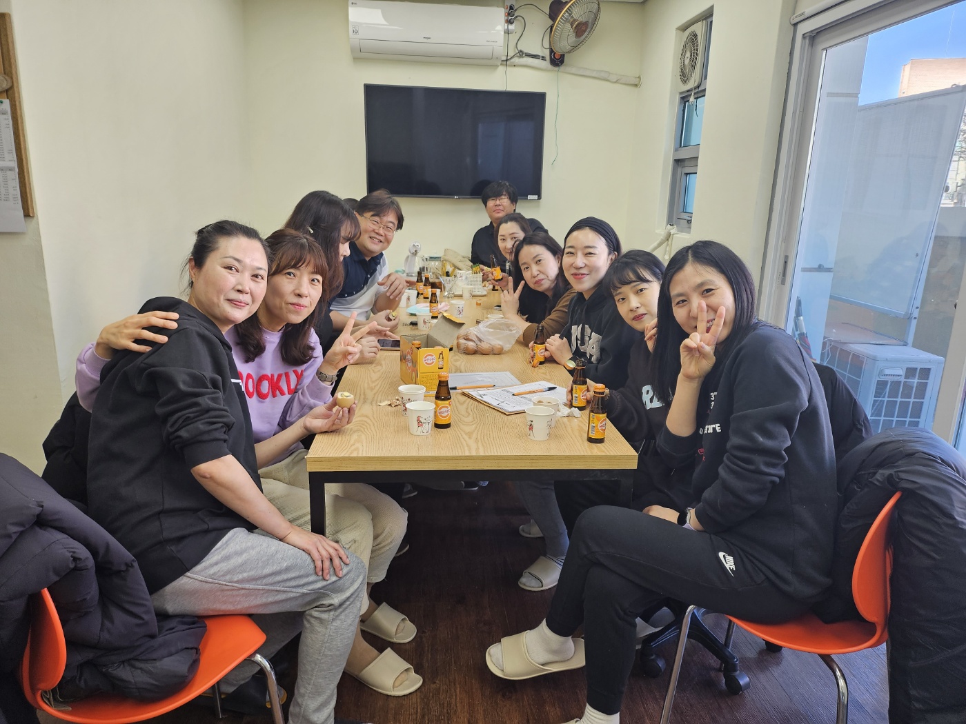 24/1 어르신들의 공간에 봄을 선물하다! "서비스에이스" 봉사단의 환경미화 봉사활동