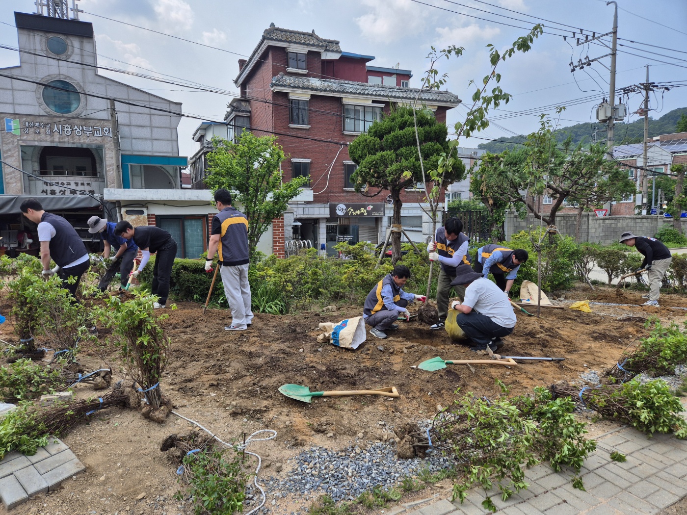 25/5 KB캐피탈·해피피플과 함께하는 원내 조경 식재 및 텃밭 정비 봉사활동
